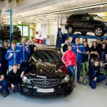 Mercedes-Benz Auszubildende zeigen Olympiasiegern die Aufgaben der verschiedenen Ausbildungsberufe