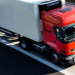 Spektakuläre Rettung – Motoradfahrer Springt auf fahrenden LKW